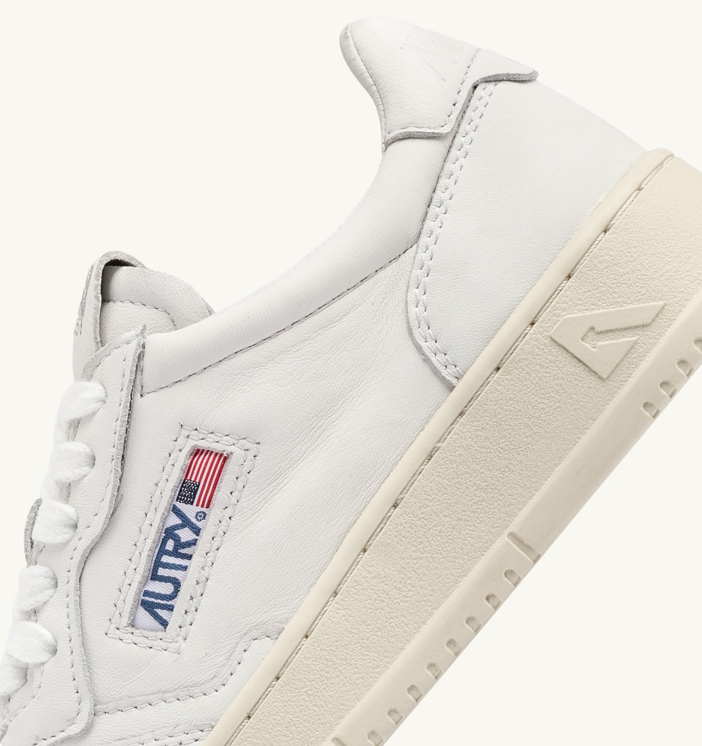 MEDALIST LOW IN NAPPA BIANCA SUPER SOFT