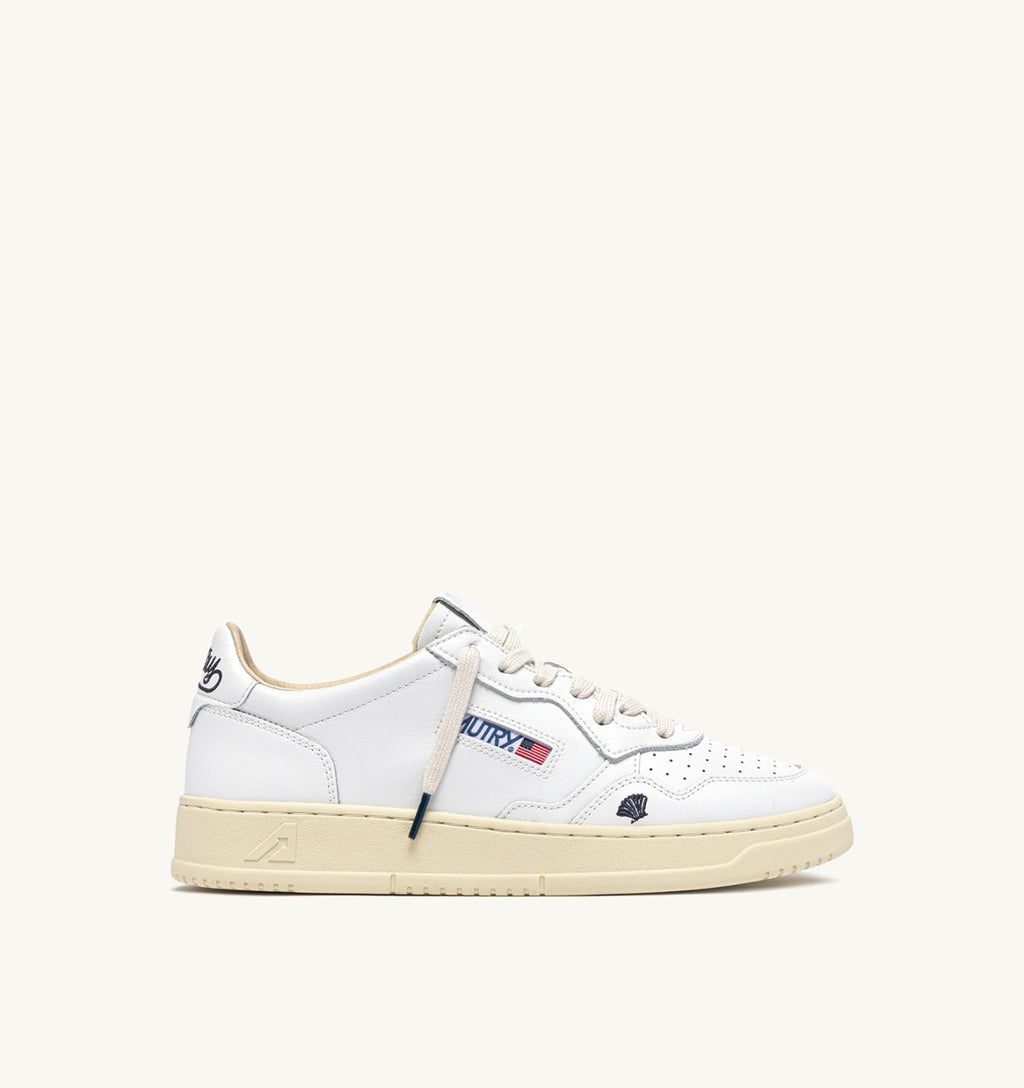 MEDALIST LOW IN PELLE BIANCA CON DETTAGLI SPACE BLUE