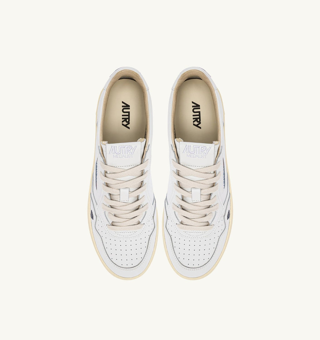 MEDALIST LOW IN PELLE BIANCA CON DETTAGLI SPACE BLUE