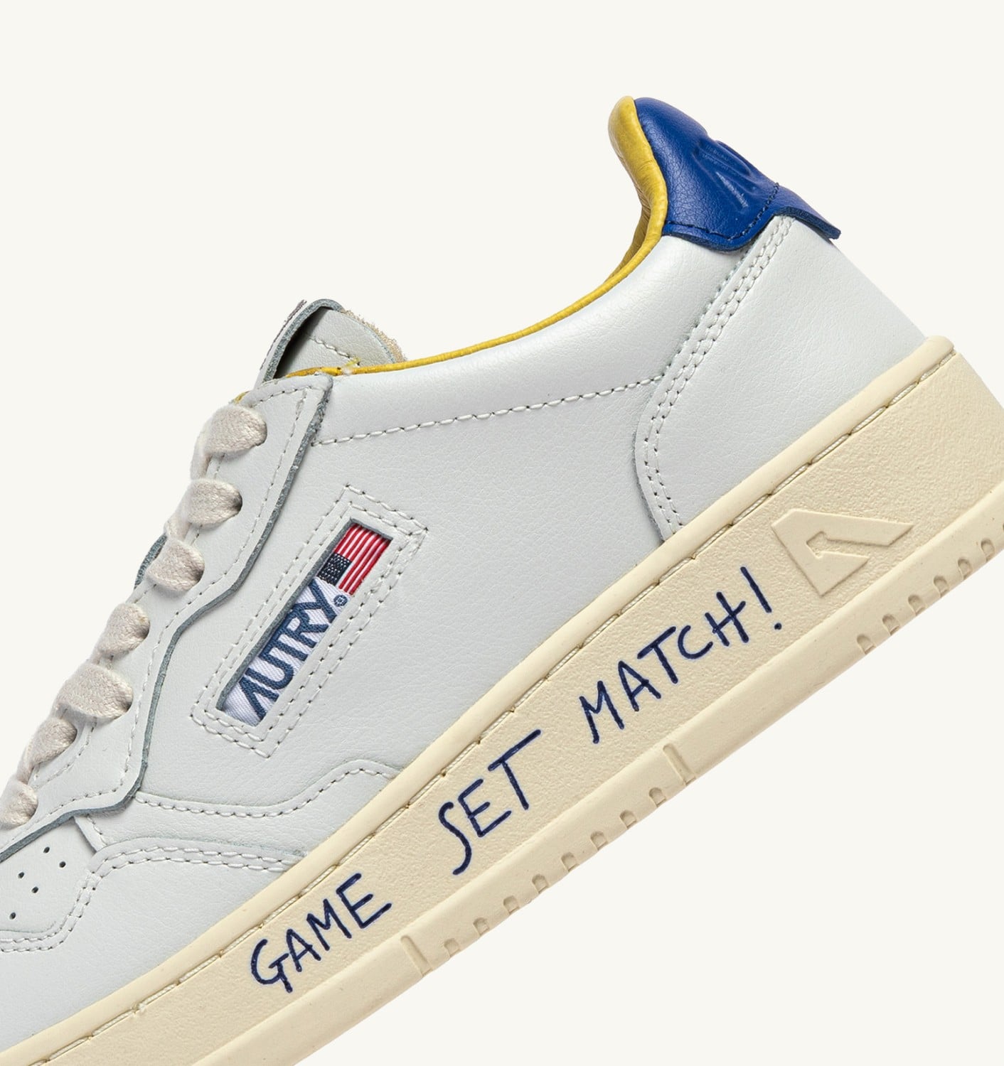MEDALIST LOW IN PELLE BIANCA E BEAU BLUE CON LETTERING UOMO