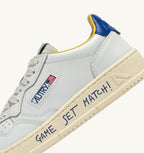 MEDALIST LOW IN PELLE BIANCA E BEAU BLUE CON LETTERING DONNA