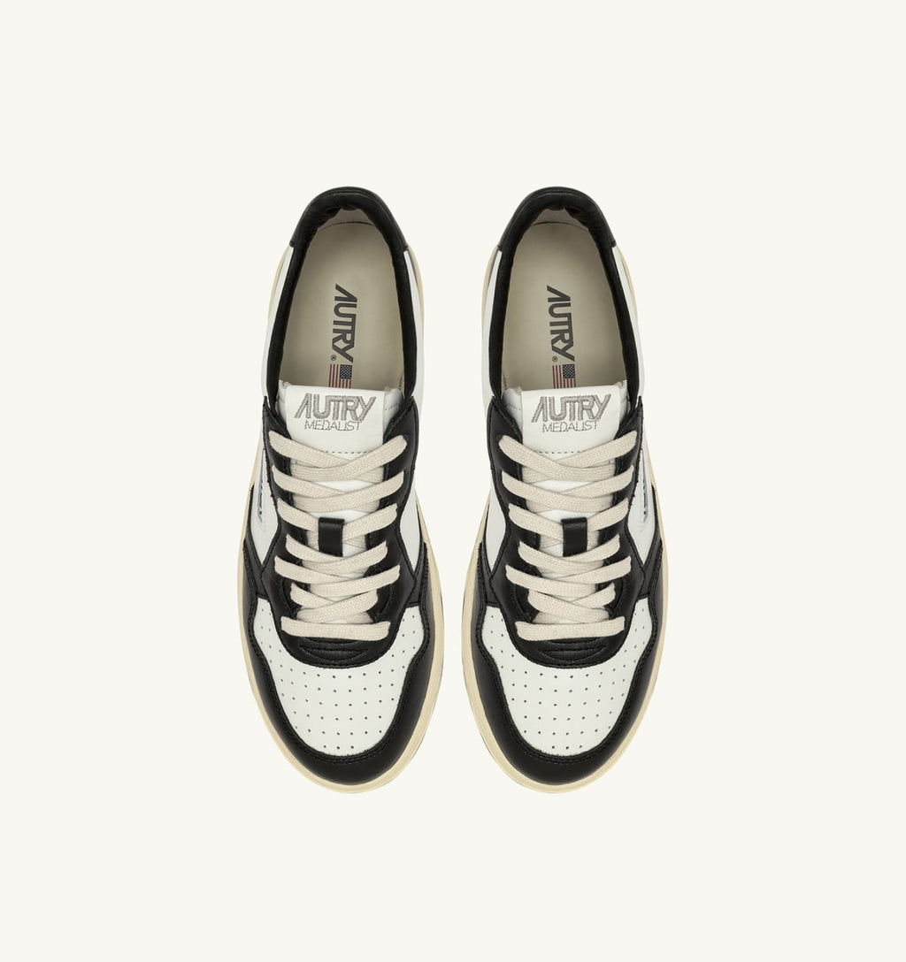 MEDALIST LOW IN PELLE BIANCA E NERA CON LETTERING DONNA