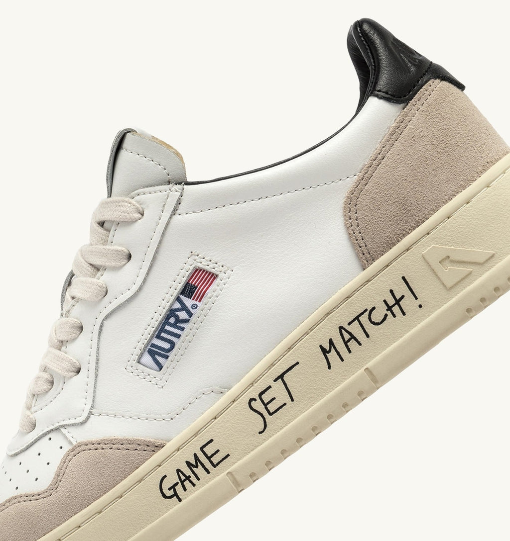 MEDALIST LOW IN SUEDE E PELLE BIANCA E NERA CON LETTERING UOMO