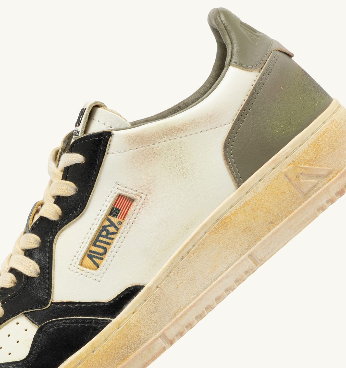 MEDALIST LOW SUPER VINTAGE IN PELLE BIANCA NERA E COVERT GREEN